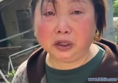 △近日，向金元因戴了“金耳饰”激发部分网友网暴